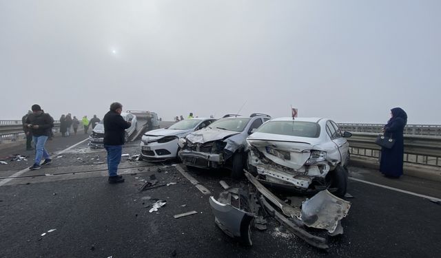 Diyarbakır'da 13 aracın karıştığı kazada 9 kişi yaralandı