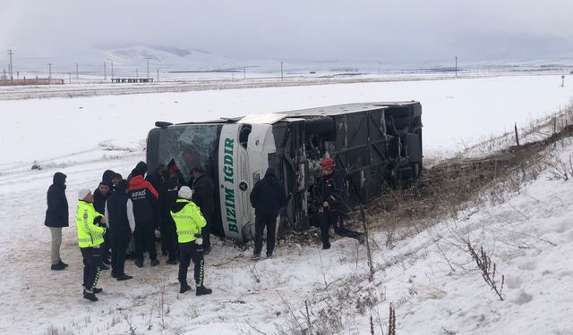 Bu kez Kars’ta otobüs devrildi: 23 yaralı!