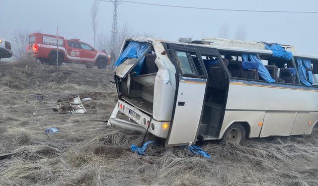 Feci kaza: İşçi servisi şarampole uçtu!