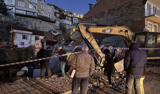 3 katlı bina yerle bir oldu!