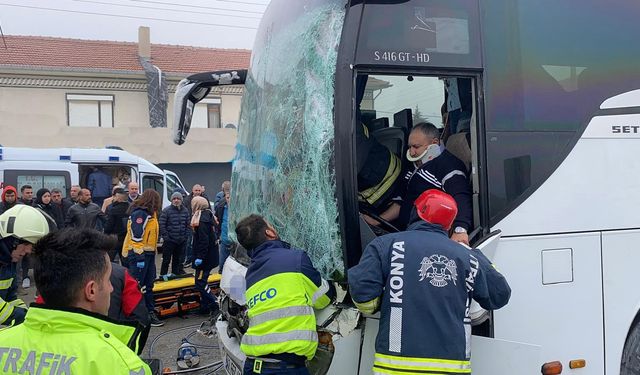 Otobüs ve otomobiller birbirine girdi: Çok sayıda yaralı var!