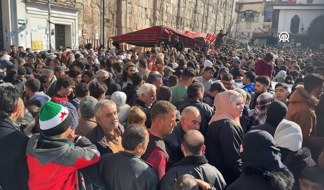 Emevi Camisi'nde izdiham: 3 kişi ezilerek öldü!