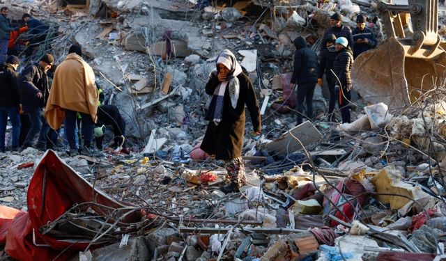 TARİFSİZ ACININ 2.YILI: TÜRKİYE DEPREMİN KURBANLARINI ANIYOR! SAAT 04:17’DE SOKAKLAR DOLACAK