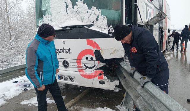 Sivas'ta 2 yolcu otobüsü çarpıştı: 6 yaralı!
