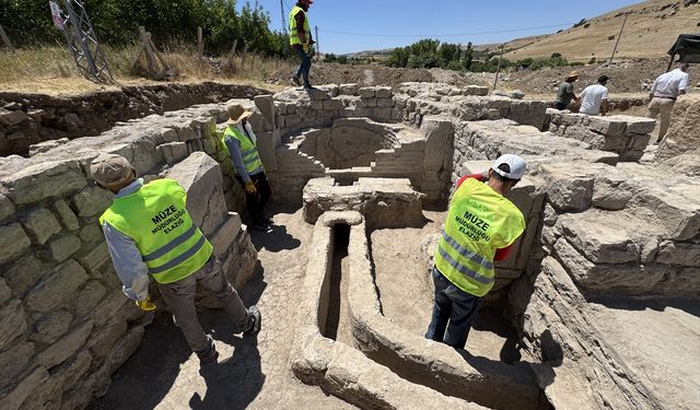 Tarlada 1700 yıllık Roma hamamı bulundu!