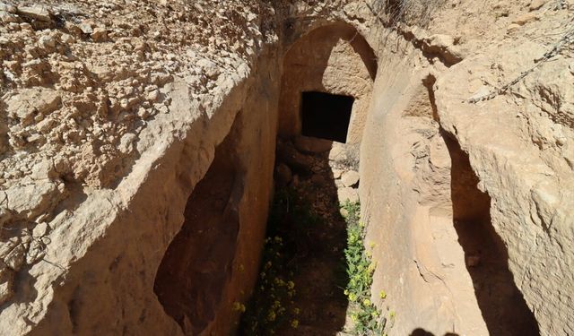 Keşfedilen kaya mezarı kayıt altına alındı!