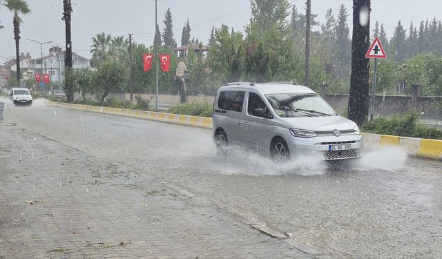 Muğla'da sel hayatı felç etti
