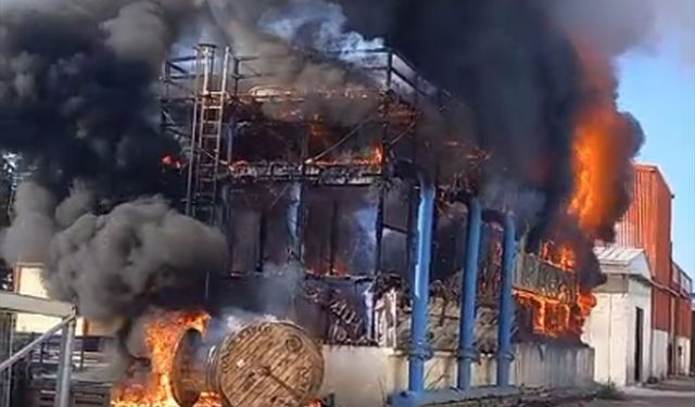 Fabrika cayır cayır yandı!