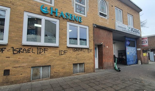 Almanya’da iki Türk camisine saldırı!