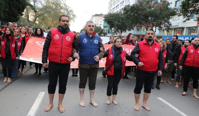 İzmir Büyükşehir işçilerinden çıplak ayaklı protesto
