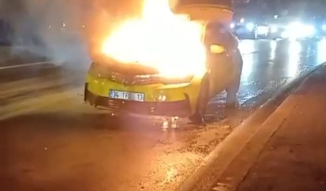 Beyoğlu'nda alev topuna dönen araç korku yarattı