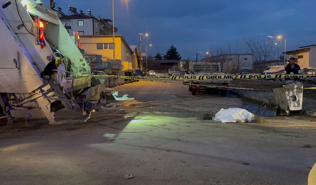 Çöp kamyonunun altında kalan işçi hayatını kaybetti