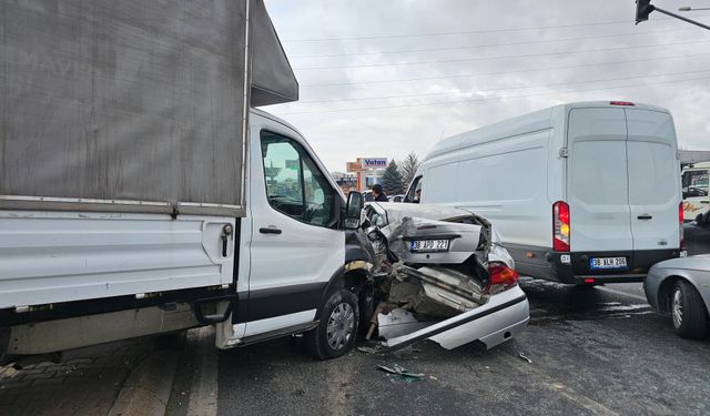 Işıkta duramadı ortalık savaş alanına döndü