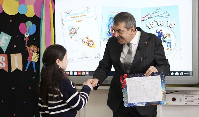 Milli Eğitim Bakanı öğrencilere karne dağıttı!