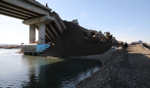 YPG'nin patlattığı köprüyü halk kendi imkanlarıyla onarıyor!