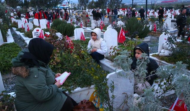 6 Şubat'ın yıl dönümünde mezarlıklar doldu taştı!