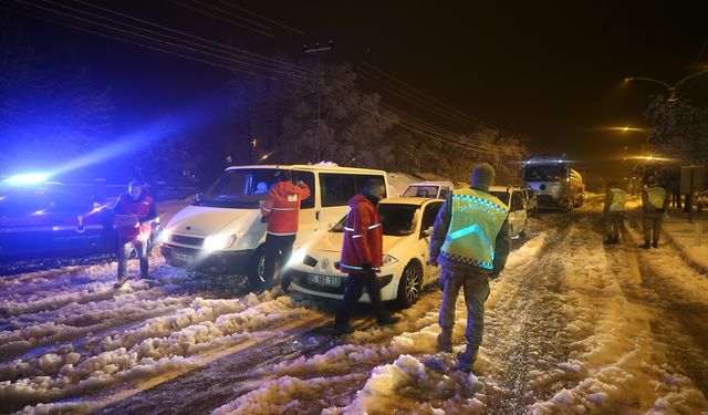 Kar nedeniyle mahsur kalan 80 kişi kurtarıldı!