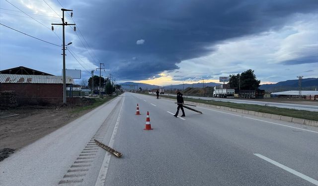 Tokat'ta şiddetli rüzgar fabrika çatısını uçurdu
