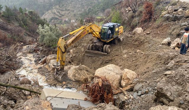 Kuvvetli sağanak ve fırtına bu kez Mersin'i vurdu!