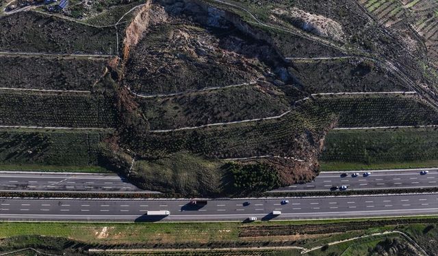Toprak kaymasıyla kapatılan İstanbul-İzmir Otoyolu açıldı!