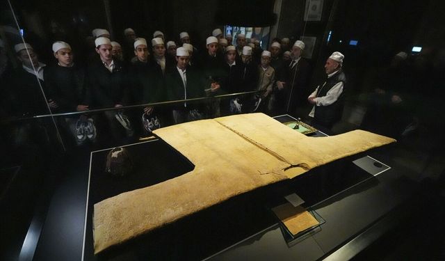 Hırka-i Şerif İstanbul'da ziyarete açıldı!