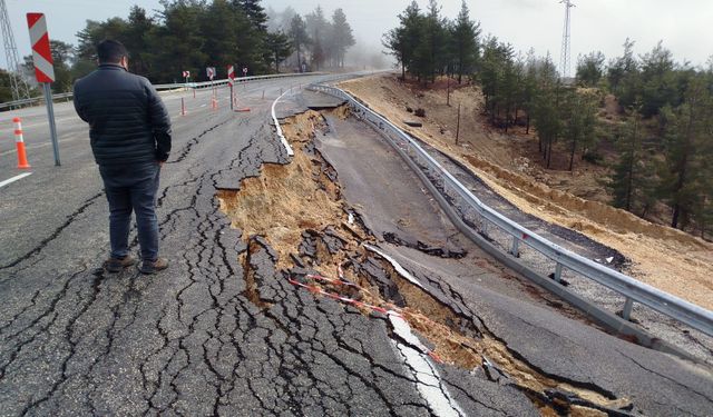 Mersin'de yağış sonrası yol çöktü