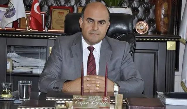 Eski belediye başkanını, oğlu baltayla öldürdü