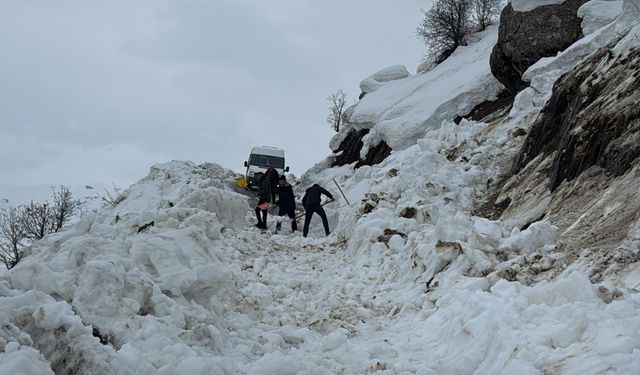 Hakkâri’de çığ düştü: Öğrenci servisi yolda kaldı