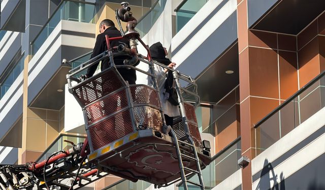 Otel yangınında mahsur kalan 8 kişi kurtarıldı