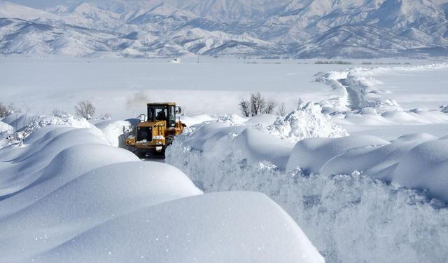 2 kentte 958 yerleşim yeri kardan ulaşıma kapandı!