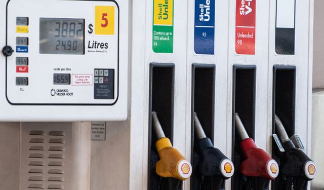 Avustralya akaryakıt vergisini yarıya indirdi!