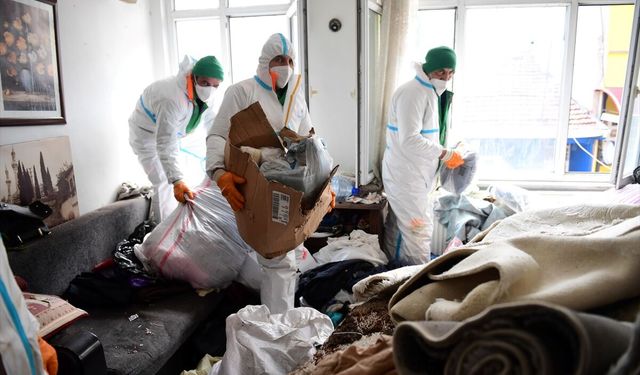 Komşuların şikayet ettiği evden 4 kamyon çöp çıktı!