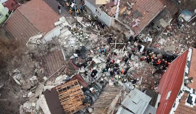 İstanbul'da 2 bina çöktü!