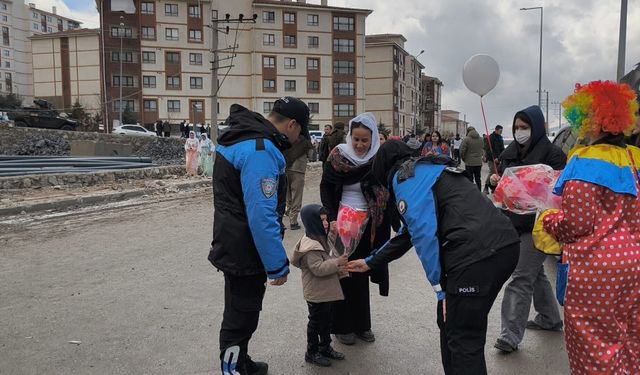 Şırnak Nevruz'unda polis çocuklara pamuk şeker dağıttı!