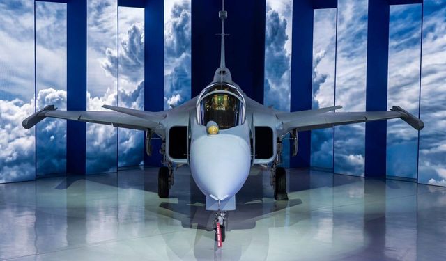 Brezilya'da üretilen ilk süpersonik savaş uçağı tanıtıldı