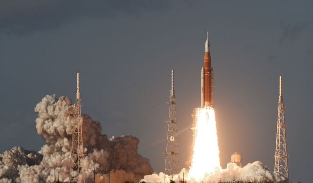 NASA insanlı Orion uzay aracını Ay'a fırlattı!