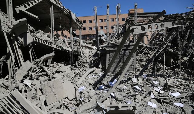 Vurulan Tahran'daki Şerif Teknoloji Üniversitesi görüntülendi