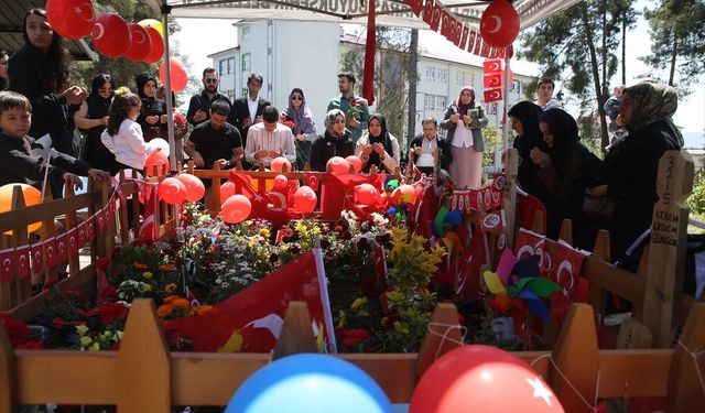 Okulda hayatını kaybeden çocuklar mezarları başında anıldı