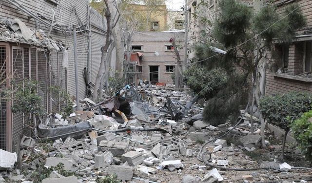 İran'ın 100 yıllık araştırma merkezi vuruldu