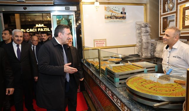 Diyarbakır'a gelen Cevdet Yılmaz’dan 'tatlı' bir mola!