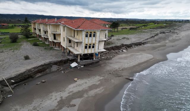 Deniz 100 metre içeri girdi, villalar çöktü