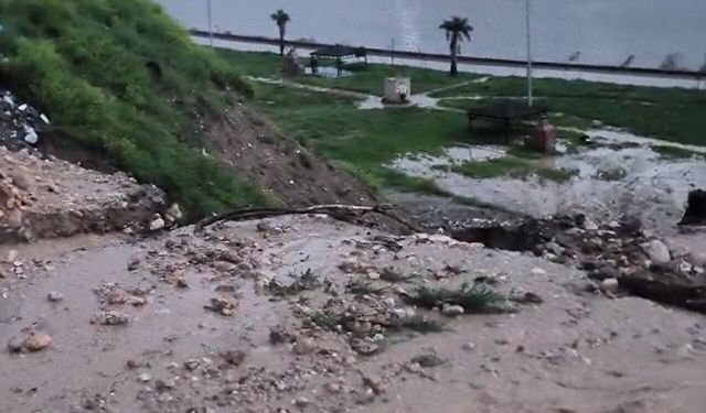 Cizre'de heyelan yolu kapattı