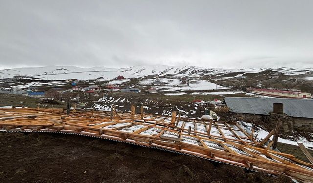 Ardahan'da şiddetli rüzgar çatıları uçurdu
