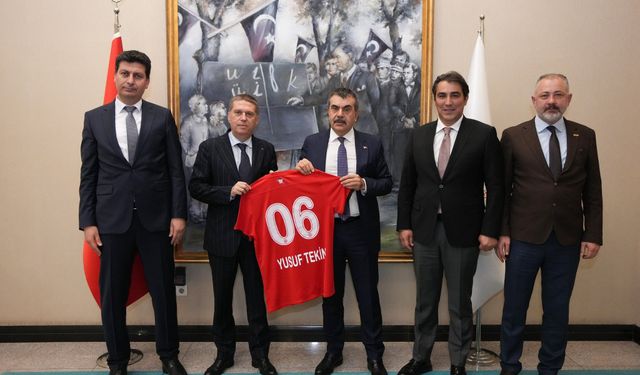 Gençlerbirliği'nden Bakan Tekin'e forma!