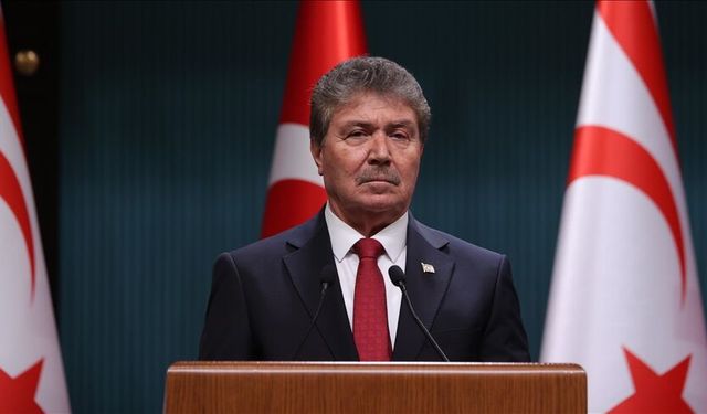 Ünal Üstel’den GKRY’deki bayrak saldırısına sert tepki