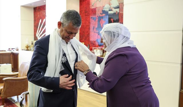 Özgür Özel "Barış Anneleri"ni kabul etti