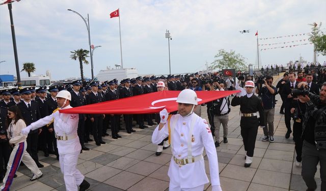 Atatürk'ü temsil eden bayrak Samsun'da karaya çıkarıldı