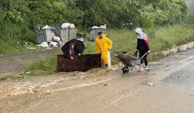 Bartın'da ev ve yolları su bastı!