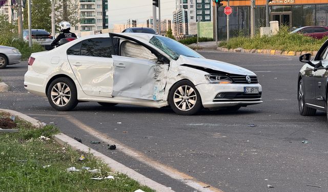 Diyarbakır'da şehir içi minibüs ile otomobil çarpıştı: 5 yaralı