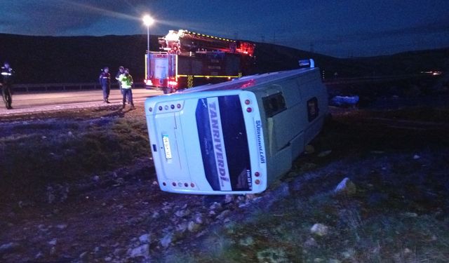 Taraftarları taşıyan midibüs devrildi: 27 yaralı